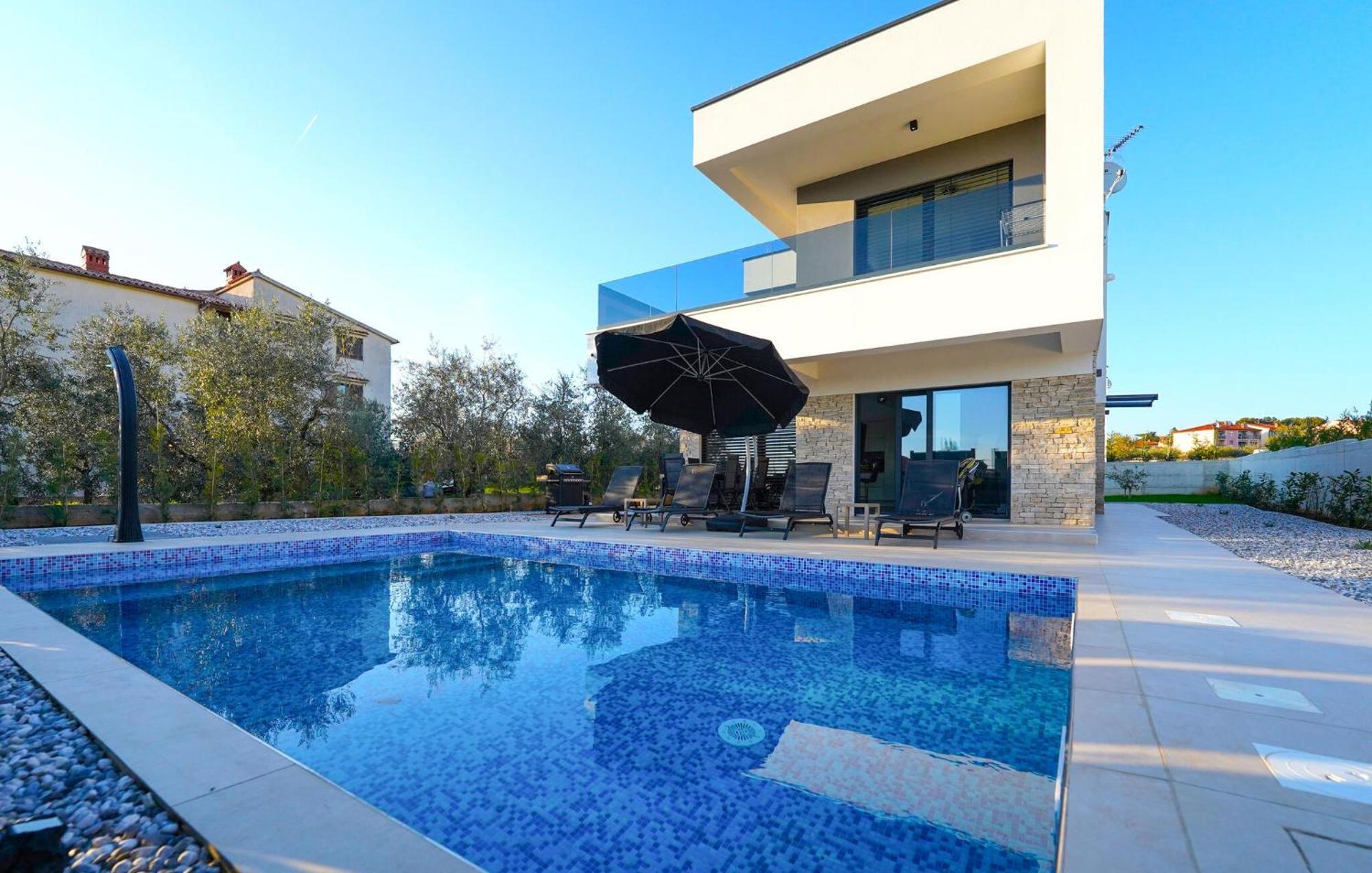 Gorgeous In With Heated Swimming Pool *